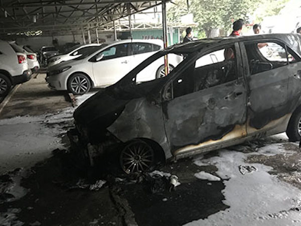 Ôtô cháy rụi trong bãi gửi xe ở Thanh Hóa