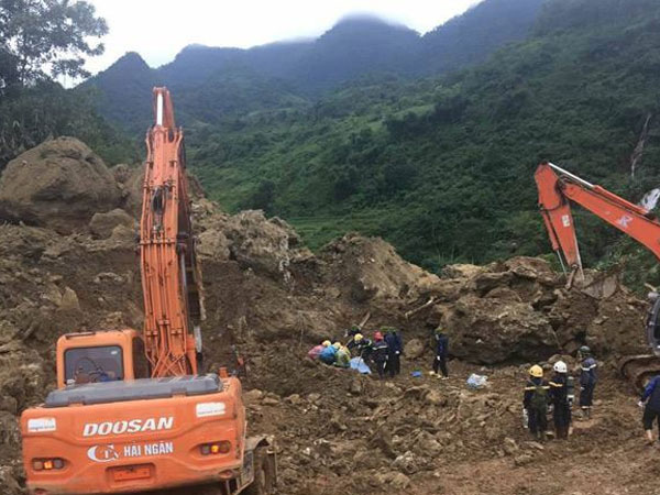 Sạt lở vùi lấp 18 người: Tìm thấy thêm 2 thi thể và cánh tay