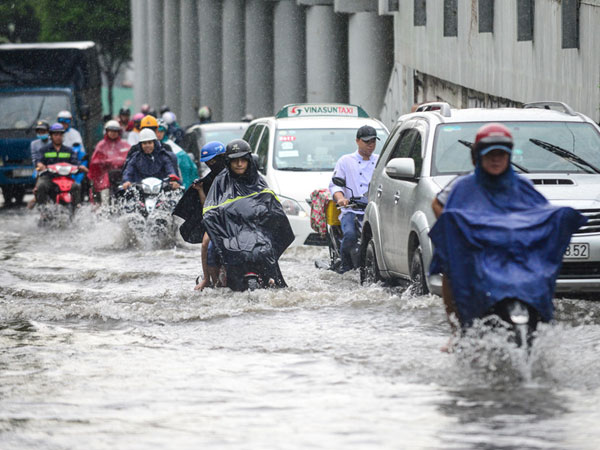 Siêu máy bơm "tê liệt", đường Nguyễn Hữu Cảnh ngập