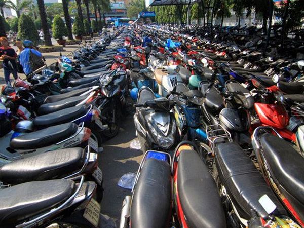 Thêm 2 triệu xe máy ra đường: Chính quyền muốn cấm, dân cần cứ mua