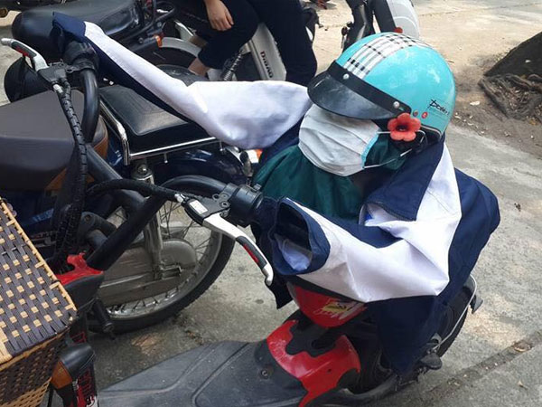 Trò đùa gây tranh cãi trên MXH: Áo khoác, mũ bảo hiểm, khẩu trang của nữ sinh bị độn gạch bẩn để "tạo hình"
