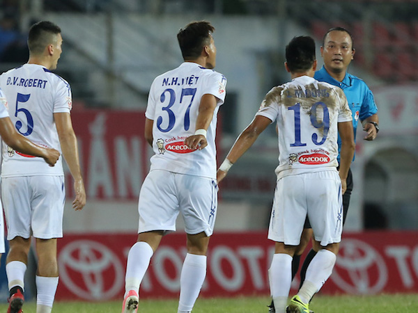Vì sao Công Vinh thích lớn tiếng với trọng tài V-League?