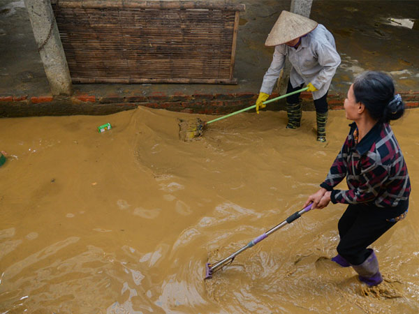 Dọn bùn đất sau 6 ngày sống trên sông