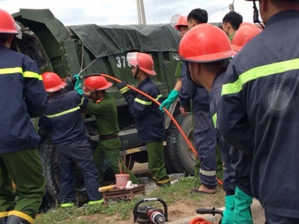 Dùng máy cắt chuyên dụng phá cửa xe ben đưa thi thể tài xế gặp nạn