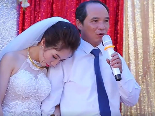 Hình ảnh khiến bất cứ cô gái nào cũng bật khóc: Cha mắt đỏ hoe, bịn rịn đưa con gái về nhà chồng
