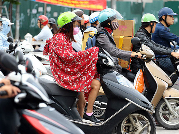 Mưa rét dưới 20 độ C, dân Thủ đô khoác chăn ra đường