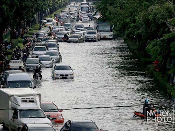 Mua tàu ngầm vượt nước ngập như sông ở Bangkok?