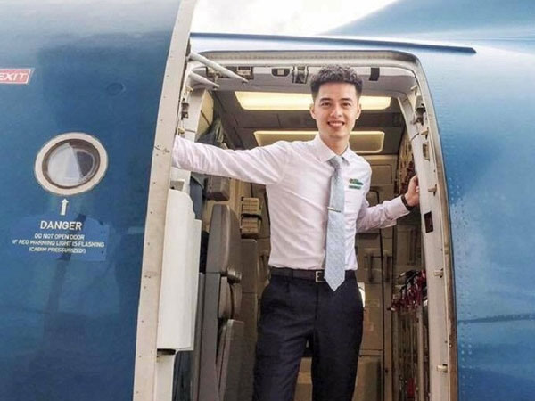 Tiết lộ về chàng tiếp viên hàng không điển trai gây sốt mạng