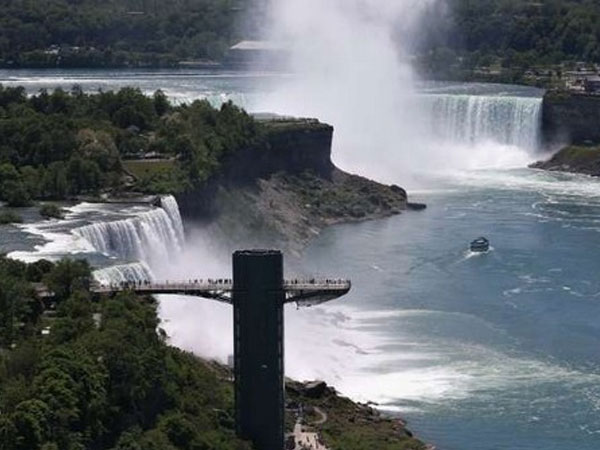 Bé trai 10 tuổi sống sót thần kỳ sau khi bị ngã xuống từ thác Niagara