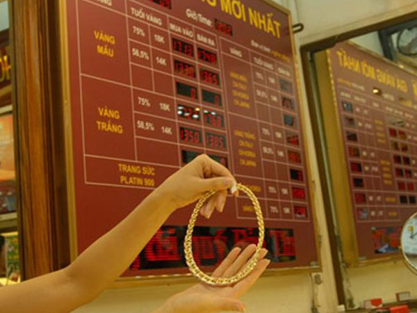 Giá vàng liên tiếp sụt giảm, áp lực bán tháo gia tăng