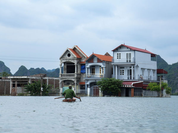 Hà Nội: Sau 1 tuần mưa lũ người dân huyện Mỹ Đức vẫn chèo thuyền vào nhà