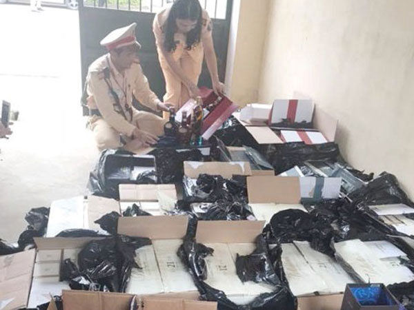 Hơn 300 chai rượu ngoại không rõ nguồn gốc đang trên đường ra thị trường