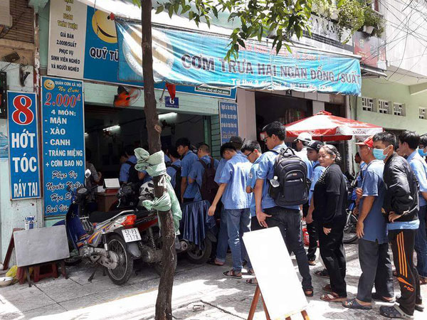 Sinh viên ăn cơm 2.000 đồng là mất đi lòng tự trọng?!