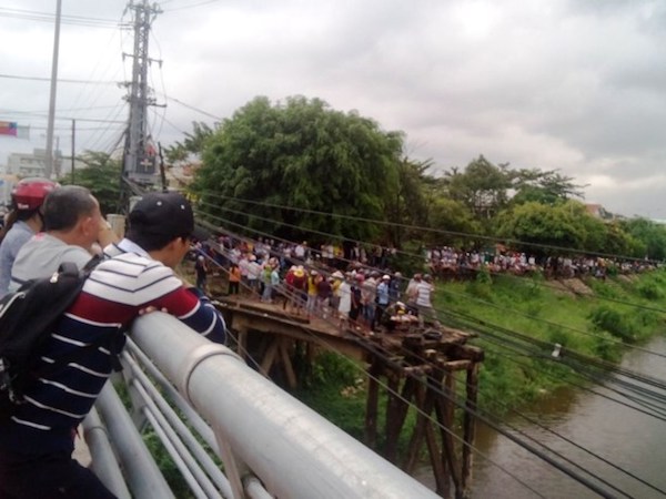 Thanh niên sảy chân rơi sông khi đứng xem tìm kiếm thi thể nhảy cầu