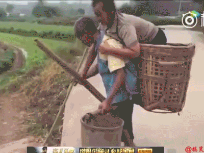 Video: Chồng mù cõng vợ liệt ra đồng làm việc suốt 29 năm