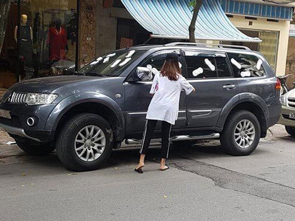 Chủ xe cho biết lý do bị cô gái dán băng vệ sinh kín xế hộp khi đỗ trước cửa hàng ở Hà Nội