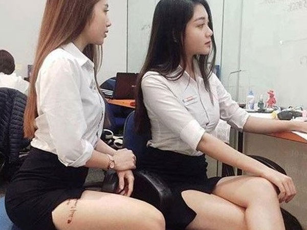 Hai cô gái gây tranh cãi khi diện váy ngắn, lộ hình xăm nơi làm việc