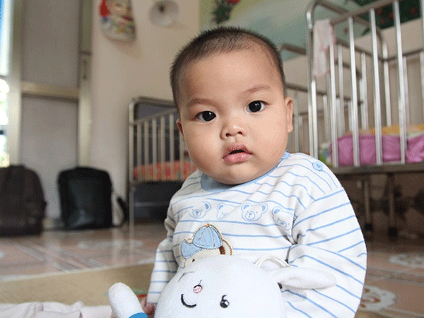 Hình ảnh mới nhất về bé trai 7 tháng bị mẹ bỏ rơi, được nữ cảnh sát cho bú