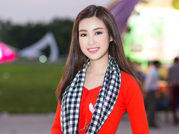 Hoa hậu Mỹ Linh mang trâm ngọc trai đến Miss World làm từ thiện