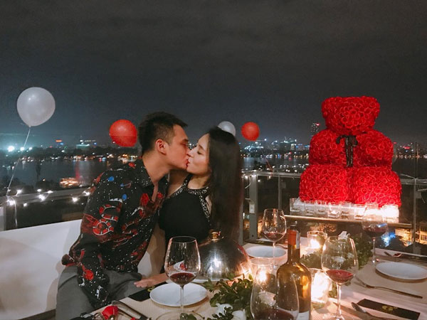 Khắc Việt ngỏ lời cầu hôn nữ DJ xinh đẹp trong không gian lãng mạn, Vbiz vừa thêm một cặp đôi "tình bể bình"