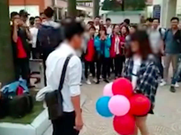 Màn vứt quà phũ phàng của chàng trai ĐH Công nghiệp (Hà Nội) khi được tỏ tình bị nghi dàn dựng