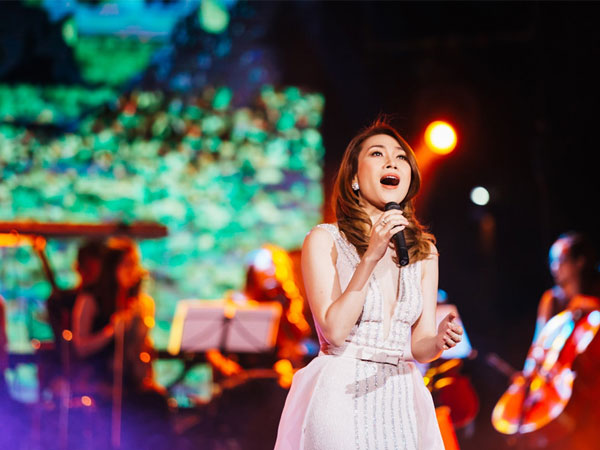 MC và khán giả thuyết phục Mỹ Tâm hát live "Đừng hỏi em"