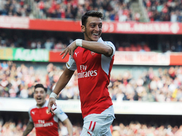Mesut Oezil rỉ tai đồng đội chuyển tới MU