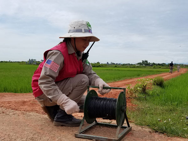 Những cô gái tuổi 20 rà phá bom, mìn trong thời bình