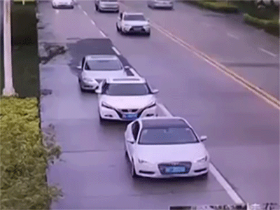 Ô tô bị cần cẩu khổng lồ đập nát, tài xế từ từ đứng lên thần kì