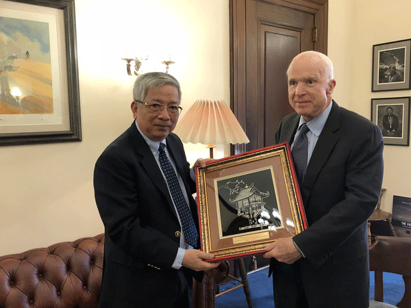 Thượng tướng Nguyễn Chí Vịnh gặp ông John McCain tại Hoa Kỳ