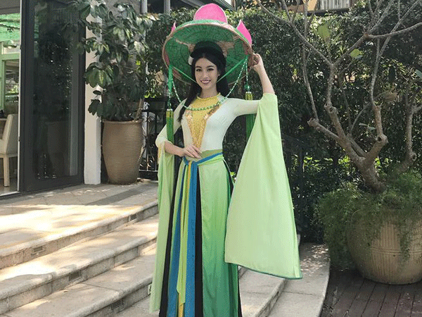 Đỗ Mỹ Linh diện áo tứ thân, đội nón quai thao tự tin trình diễn bài múa dân tộc tại Miss World 2017