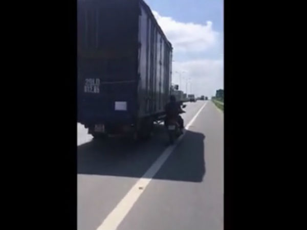 Video: Người đàn ông bám hông container để tránh nắng gây sốc cộng đồng