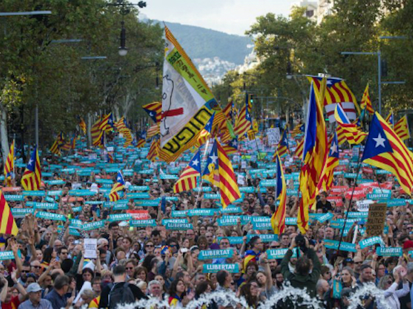 450.000 người biểu tình phản đối Tây Ban Nha phế truất lãnh đạo Catalonia
