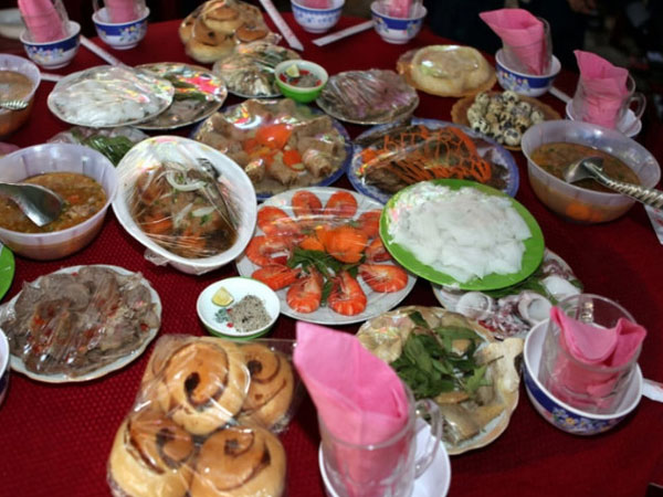 "Đi ăn cỗ, bạn có đem đồ thừa mang về không?" - câu hỏi khiến dân mạng tranh cãi nảy lửa