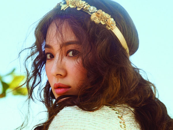 Song Hye Kyo đội khăn voan cực đẹp, đeo nhẫn kim cương ngón áp út chụp hình tại Mỹ