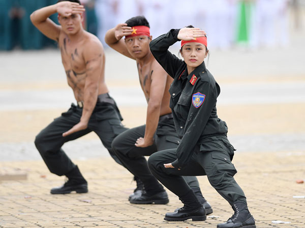 Võ thuật điêu luyện của nữ cảnh sát cơ động chuẩn bị bảo vệ APEC