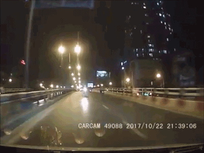 Clip: "Ninja wave" phóng ngược chiều bạt mạng trên cầu vượt Giải Phóng