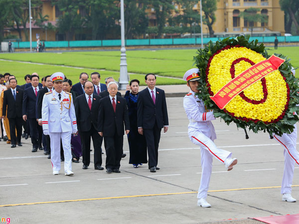 Đại biểu Quốc hội viếng Chủ tịch Hồ Chí Minh