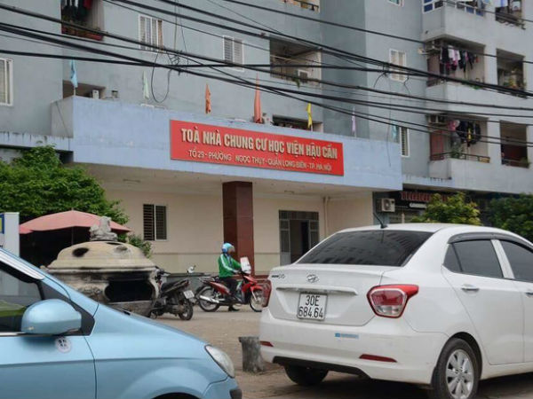 Hà Nội: Thót tim khi mảng tường từ tầng 7 chung cư bất ngờ rơi xuống giữa sân
