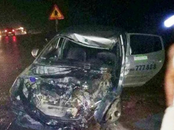 Xe khách đâm nát đầu taxi, 3 người nhập viện nguy kịch