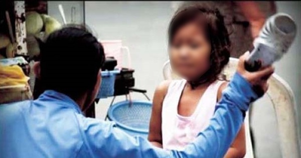 Mẹ bỏ đi, cha bạo hành con ruột 6 tuổi nhiều lần