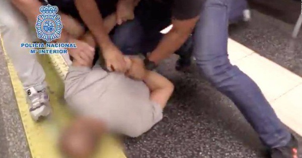Cảnh sát Tây Ban Nha bắt nghi phạm quay lén dưới váy 555 phụ nữ