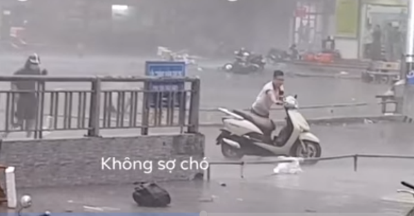 Cận cảnh chàng trai xông pha trong cơn bão lớn để giải cứu chị 'ninja lead' ở Hà Nội khiến hàng nghìn người 'thả tim'