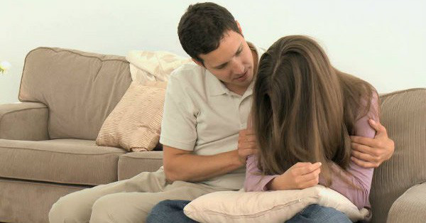 Nhìn đĩa chả bày biện trên bàn do chính tay vợ tương lai tôi nấu, mẹ tôi cười nhạt rồi tuyên bố thẳng không rước cô ấy vào cửa