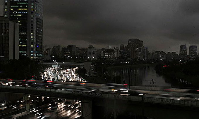 Bầu trời ban ngày tối đen ở Brazil vì cháy rừng Amazon