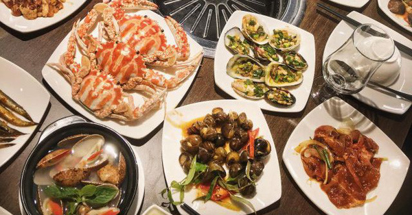 Nhân viên nhà hàng buffet nổi tiếng trả lời trống không, khách vặn vẹo thì nhận được lời cầu xin: Tối em mỏi lắm rồi!