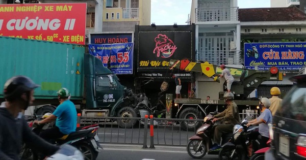 Xe container tông sập cửa hàng xe máy và quán mì vịt ở Sài Gòn, kẹt xe kinh hoàng vào buổi sáng đi làm