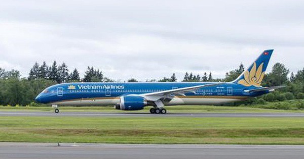 Siêu tàu bay Boeing 787 của Vietnam Airlines bị xe thang đâm thủng