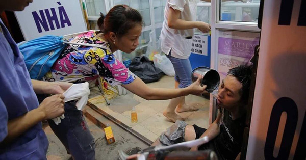 Hình ảnh chiến sĩ PCCC ngạt khói trong vụ cháy kinh hoàng ở Hà Nội khiến cộng đồng mạng xót xa