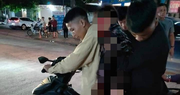 Đang điều khiển xe máy, nam thanh niên bị người cùng làng cầm dao truy đuổi chém gục